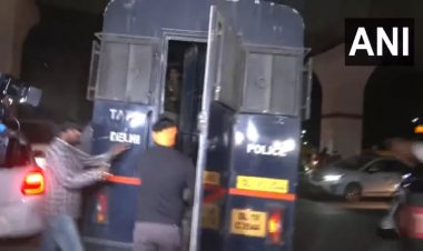 Shraddha Murder Case: दिल्ली में आफताब को ले जा रही पुलिस वैन पर हमला, तलवार लेकर दौड़े लोग  