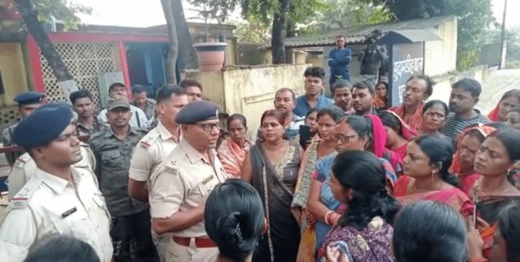 धनबाद: सुदामडीह पुलिस स्टेशन का घेराव, पांच घरों में चोरी के खुलासे की मांग