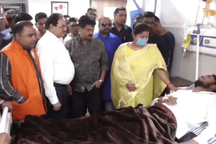 धनबाद: केंदुआडीह पुलिस पर युवक को बर्बरतापूर्वक मारपीट करने का आरोप, पुतला दहन