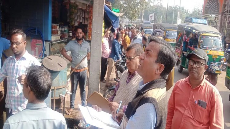धनबाद: रेलवे स्टेशन रोड की दुकानों की मापी शुरू, इलिगल कब्जा और जगह घेरने वालों में हड़कंप
