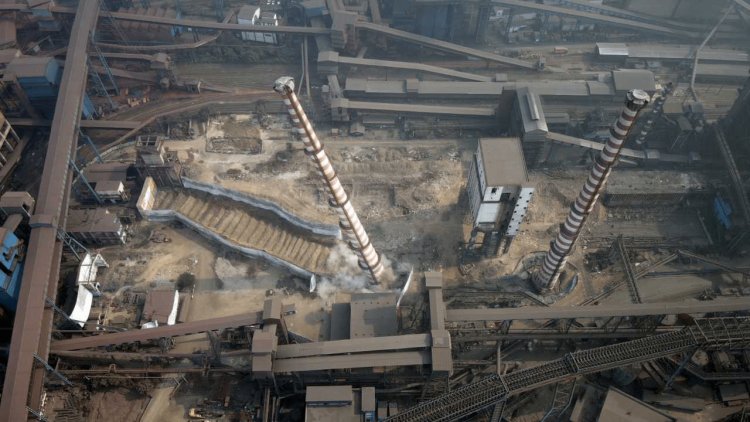 जमशेदपुर: टाटा स्टील की 110 मीटर ऊंची चिमनी 11 सेकंड में ध्वस्त, जीरो डिग्री पर गिराने का बना वर्ल्ड रिकॉर्ड