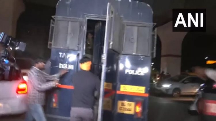 Shraddha Murder Case: दिल्ली में आफताब को ले जा रही पुलिस वैन पर हमला, तलवार लेकर दौड़े लोग  