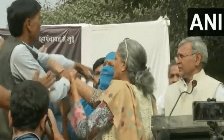 Shraddha Murder Case: दिल्ली में बुलाई गई महापंचायत में हंगामा, मंच पर महिला ने शख्स को चप्पल से पीटा 