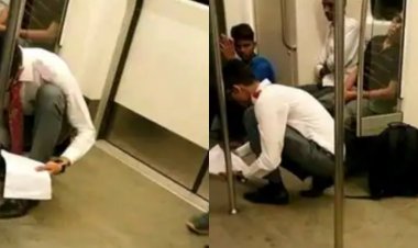 नई दिल्ली: मेट्रो में टिफिन गिरा तो रुमाल से साफ करने लगा फर्श, वीडियो वायरल 