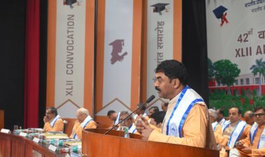 42nd Convocation IIT ISM Dhanbad : स्टूडेंट भविष्य में इनोवेशन पर ध्यान दें: जी सतीश रेड्डी