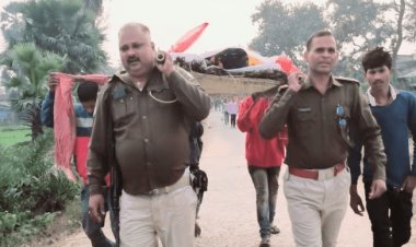 गोड्डा में दिखा पुलिस का मानवीय चेहरा, थाना प्रभारी ने महिला की अर्थी को कंधा देकर श्मशान घाट पहुंचाया 