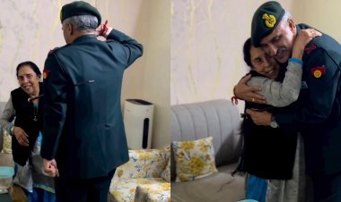 रिटायर होने से पहले आर्मी अफसर ने किया मां को सैल्यूट, वीडियो वायरल