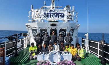 गुजरात: पाकिस्तानी नाव से 300 करोड़ की ड्रग्स व 10 पिस्टल बरामद , ATS और ICG ने 10 तस्करों को किया अरेस्ट