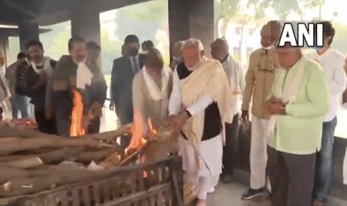 पंचतत्व में विलीन हुईं हीराबा, PM नरेंद्र मोदी ने किया अंतिम प्रणाम, मां के पार्थिव शरीर को दिया कंधा