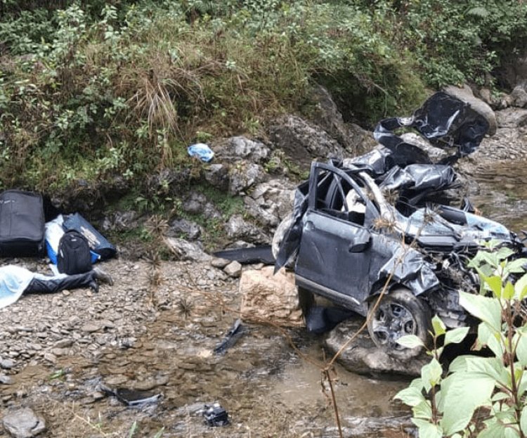 उत्तराखंड: अल्मोड़ा बारात की कार खाई में गिरी,दूल्हे के पिता सहित तीन परिजनों की मौत