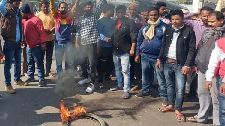 बिहार: नरकटियागंज में सभापति कैंडिडेट को गोलियों से भूना, आक्रोशित लोगों ने किया प्रदर्शन, टायर जलाये