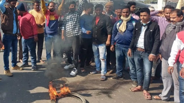 बिहार: नरकटियागंज में सभापति कैंडिडेट को गोलियों से भूना, आक्रोशित लोगों ने किया प्रदर्शन, टायर जलाये
