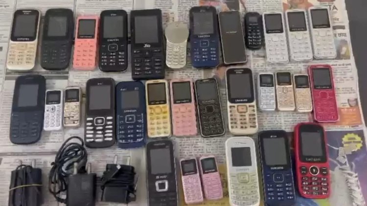 बिहार: आरा जेल में रेड, आपरेशन क्लीन में जमीन के अंदर से मिले 35 मोबाइल, उपाधीक्षक समेत तीन सस्पेंड