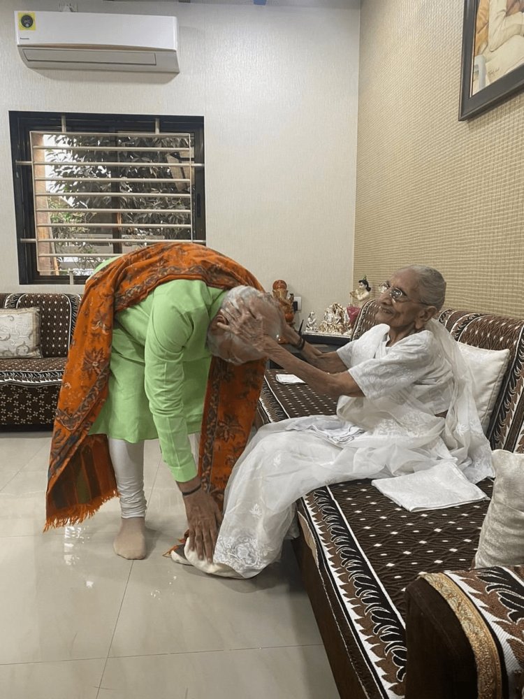 Gujarat Assembly 2022 : गांधीनगर में मां से मिले PM नरेंद्र मोदी, पैर छूकर लिया आशीर्वाद