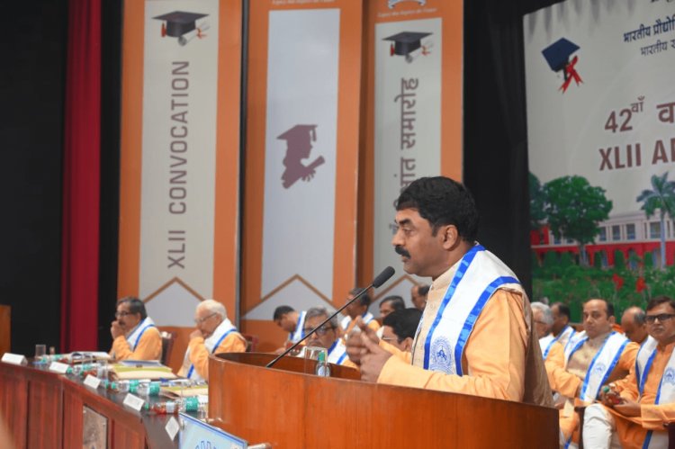 42nd Convocation IIT ISM Dhanbad : स्टूडेंट भविष्य में इनोवेशन पर ध्यान दें: जी सतीश रेड्डी