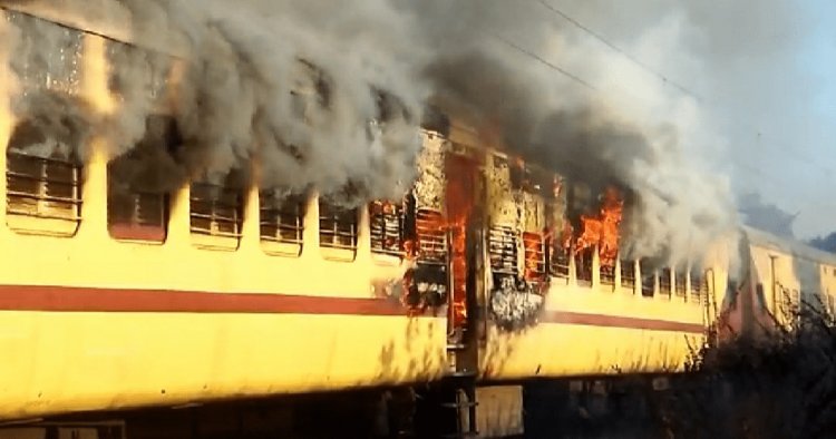 धनबाद: पैसेंजर ट्रेन में लगी भीषण आग, एक कोच जलकर हुआ राख, कोई हताहत नहीं