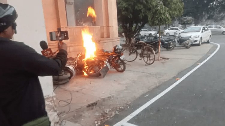 इलाहाबाद यूनिवर्सिटी में स्टूडेंट्स ने किया हंगामा, बाइकें जलाई, कारों के शीशे तोड़े, पत्थरबाजी, फायरिंग