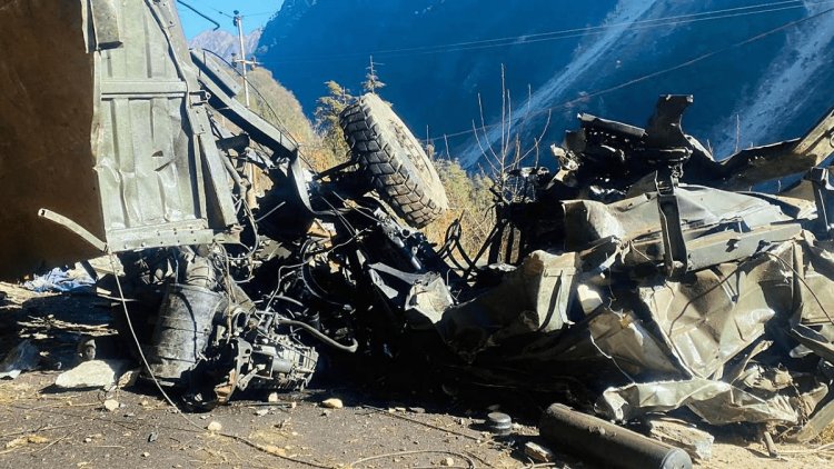 सिक्किम: आर्मी का ट्रक खाई में गिरा, 16 जवानों की मौत, चार घायल जवान एयरलिफ्ट  किये गये
