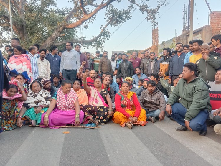 झारखंड: सम्मेद शिखर पर चढ़ रहे छात्रों को जैन तीर्थ यात्रियों ने पीटा, विरोध में मधुबन बाजार बंद,प्रदर्शन