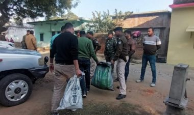 धनबाद : गोमो में  पिंटू वर्णवाल के घर पुलिस का रेड, 264 पीस जिलेटिन व डेटोनेटर बरामद