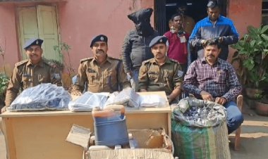 धनबाद: नकली शराब बनाने वाले गैंग का भंडाफोड़, केमिकल, स्टीकर बरामद, एक अरेस्ट