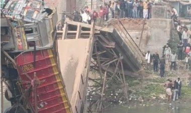 बिहार: दरभंगा में ट्रक के वजन से भरभरा कर गिरा पुल, दो बाइक सवार भी नदी में गिरे