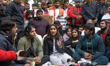 नई दिल्ली:  पहलवानों ने खेल मंत्री से की मुलाकात, WFI को भंग करने की मांग