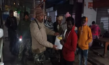 Giridih: पुलिस इंस्पेक्टर राम नारायण चौधरी का मानवीय चेहरा, मजदूरों को बांटे कंबल, होटल में ठहराया