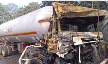 झारखंड: कोडरमा घाटी में टैंकर व ट्रक की टक्कर, लगी भीषण आग, केबिन में झुलसकर ड्राइवर की मौत