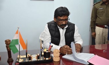 चाईबासा: मुफस्सिल Police Station में गंदगी देख भड़के CM हेमंत सोरेन, कहा-  है थाना या बालू-गिट्टी का गोदाम