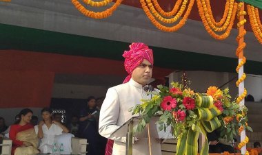 Repuplic Day 2023 : DC ने फहराया तिरंगा, धनबाद के विकास के लिए किये जा रहे कार्यों को किया शेयर