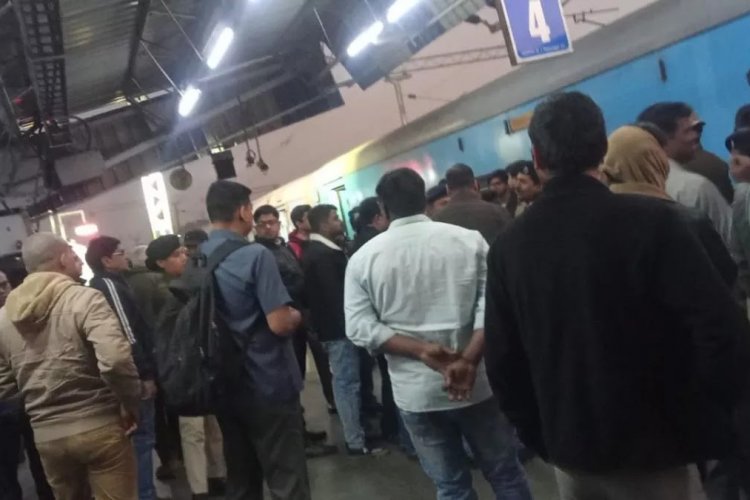 जमशेदपुर : टाटानगर स्टेशन पर रेल राज्यमंत्री की मौजूदगी में पैसेजर्स का हंगामा