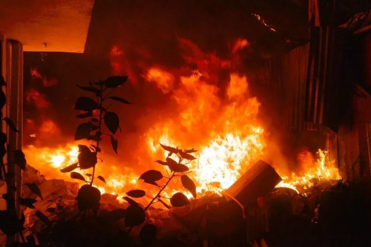 पटना: कंकड़बाग में देररात मैरिज हाल में लगी भीषण आग