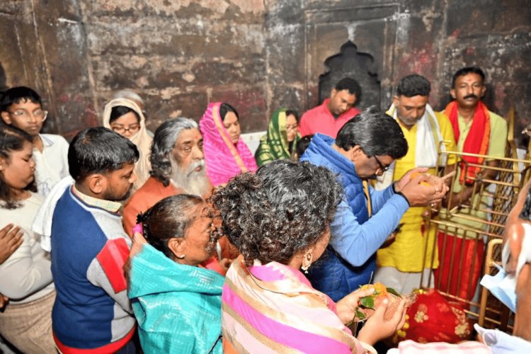 Jharkhand: CM हेमंत सोरेन ने सपरिवार किया मां छिन्नमस्तिका मंदिर में  पूजा-अर्चना