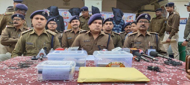 दुमका :सेंट्रल जेल गेट पर फायरिंग मामले का पुलिस ने किया खुलासा, आर्म्स के साथ चार क्रिमिनल अरेस्ट