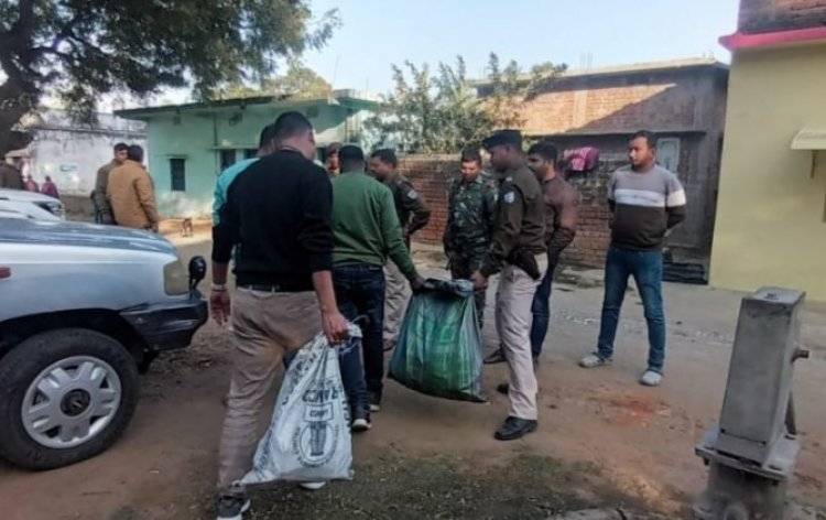 धनबाद : गोमो में पिंटू वर्णवाल के घर पुलिस का रेड, 264 पीस जिलेटिन व डेटोनेटर बरामद