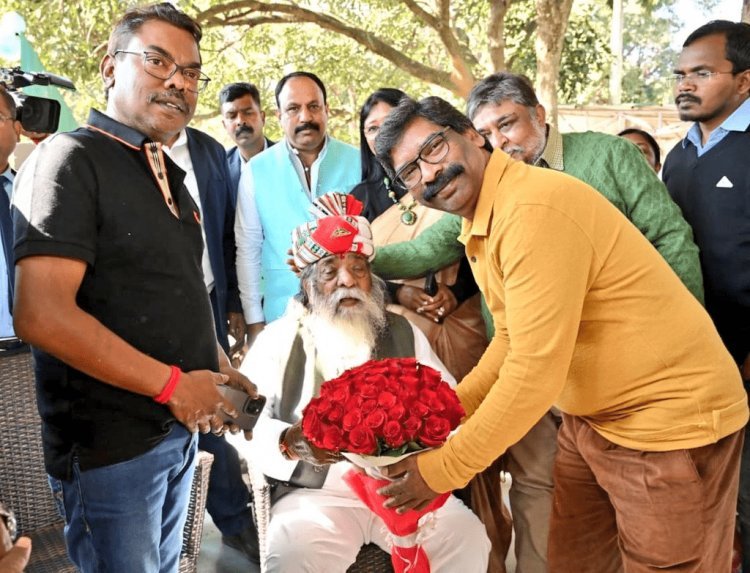 Jharkhand: पिता शिबू सोरेन के 79वें जन्मदिन पर बेटे CM हेमंत व MLA बसंत ने लिया आशीर्वाद