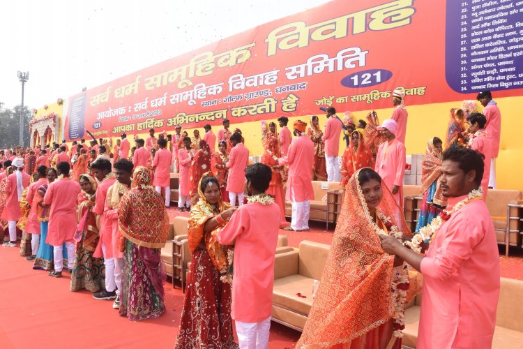 Dhanbad: सर्वधर्म सामूहिक विवाह समिति ने कराई 80 जोड़ो की शादी