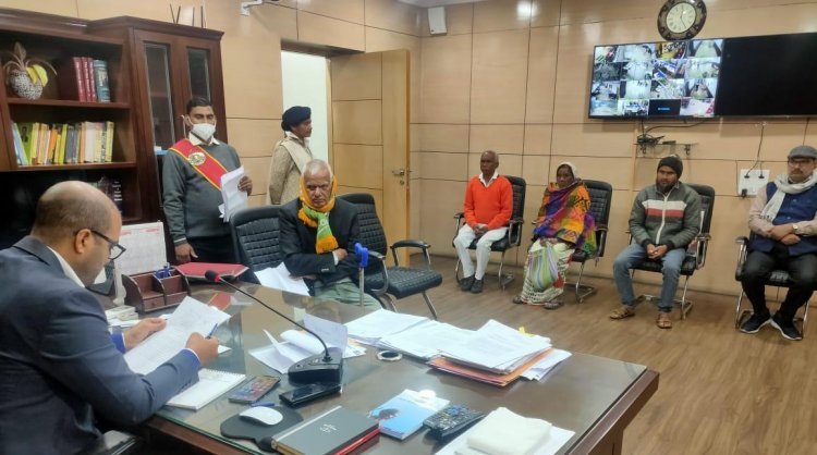 धनबाद: सरकारी जमीन लिखा बोर्ड उखाड़ कर जमीन बेचने की जनता दरबार में आई शिकायत