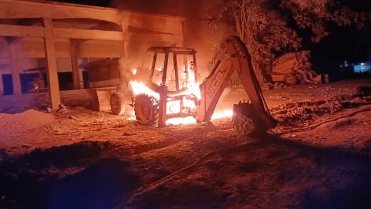 झारखंड: सिमडेगा में PLFI उग्रवादियों ने JCB और पानी टैंकर में लगाई आग, छोड़ा पर्चा, एरिया में दहशत