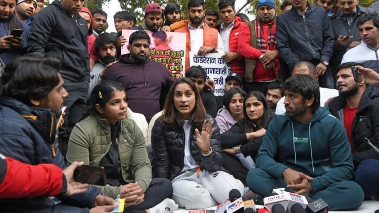 नई दिल्ली:  पहलवानों ने खेल मंत्री से की मुलाकात, WFI को भंग करने की मांग