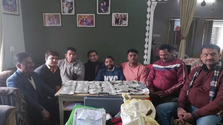 Darbhanga में क्लर्क के घर विजीलेंस रेड, 27 लाख रुपये, 10 लाख की ज्वेलरी और लाखों की जमीन के दस्तावेज मिले