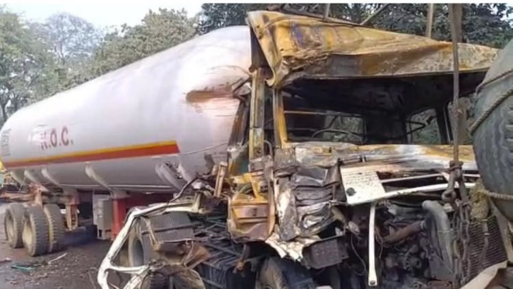 झारखंड: कोडरमा घाटी में टैंकर व ट्रक की टक्कर, लगी भीषण आग, केबिन में झुलसकर ड्राइवर की मौत