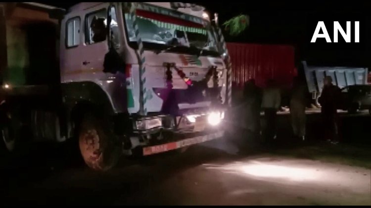 Uttar Pradesh Road Accident : दो महिलाओं को रौंदते हुए कार पर पलटा डंपर,  पिता-पुत्र और दामाद की मौत