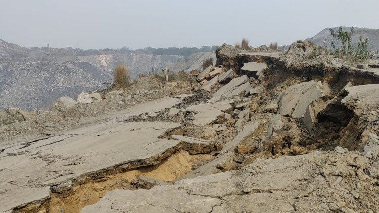 Dhanbad: कापासारा में फिर हुआ भू-धंसान,100 मीटर के दायरे में 10 फीट तक धंसी जमीन, एरिया में दहशत 