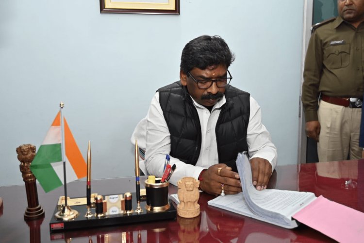चाईबासा: मुफस्सिल Police Station में गंदगी देख भड़के CM हेमंत सोरेन, कहा- है थाना या बालू-गिट्टी का गोदाम