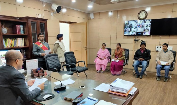 धनबाद: जनता दरबार में डीसी ने सुनी लोगों की समस्या