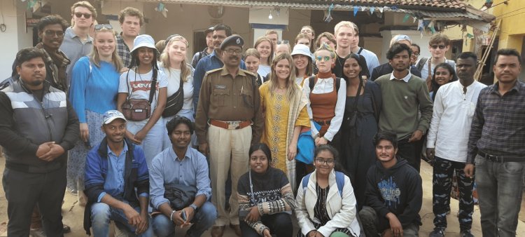 दुमका: नॉर्वे से आये 30 विदेशी सैलानियों का स्वागत, टाउन पुलिस स्टेशन में मिठाई खिलाया गया