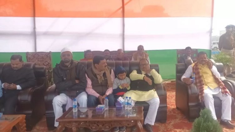 Repuplic Day 2023 : बिहार में गणतंत्र दिवस पर मंच पर ही भिड़े MLA और एक्स MP, गाली-गलौज और हाथापाई