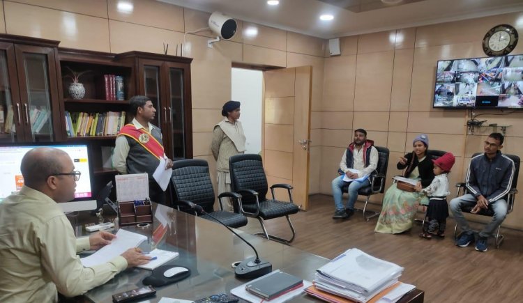 Dhanbad: जनता दरबार में DC ने सुनी आमजनों की शिकायत